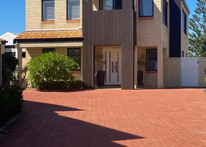 Hillarys Sea-View Panoramic Living