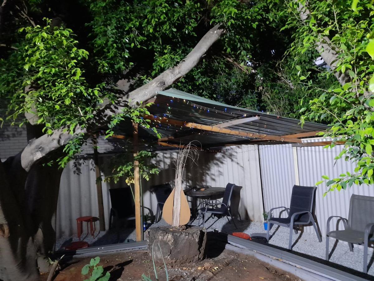 Ozi Backpackers - -valid Passport Required Perth