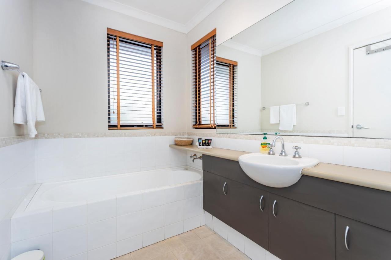 Coode Street Townhouse - Executive Escapes Perth