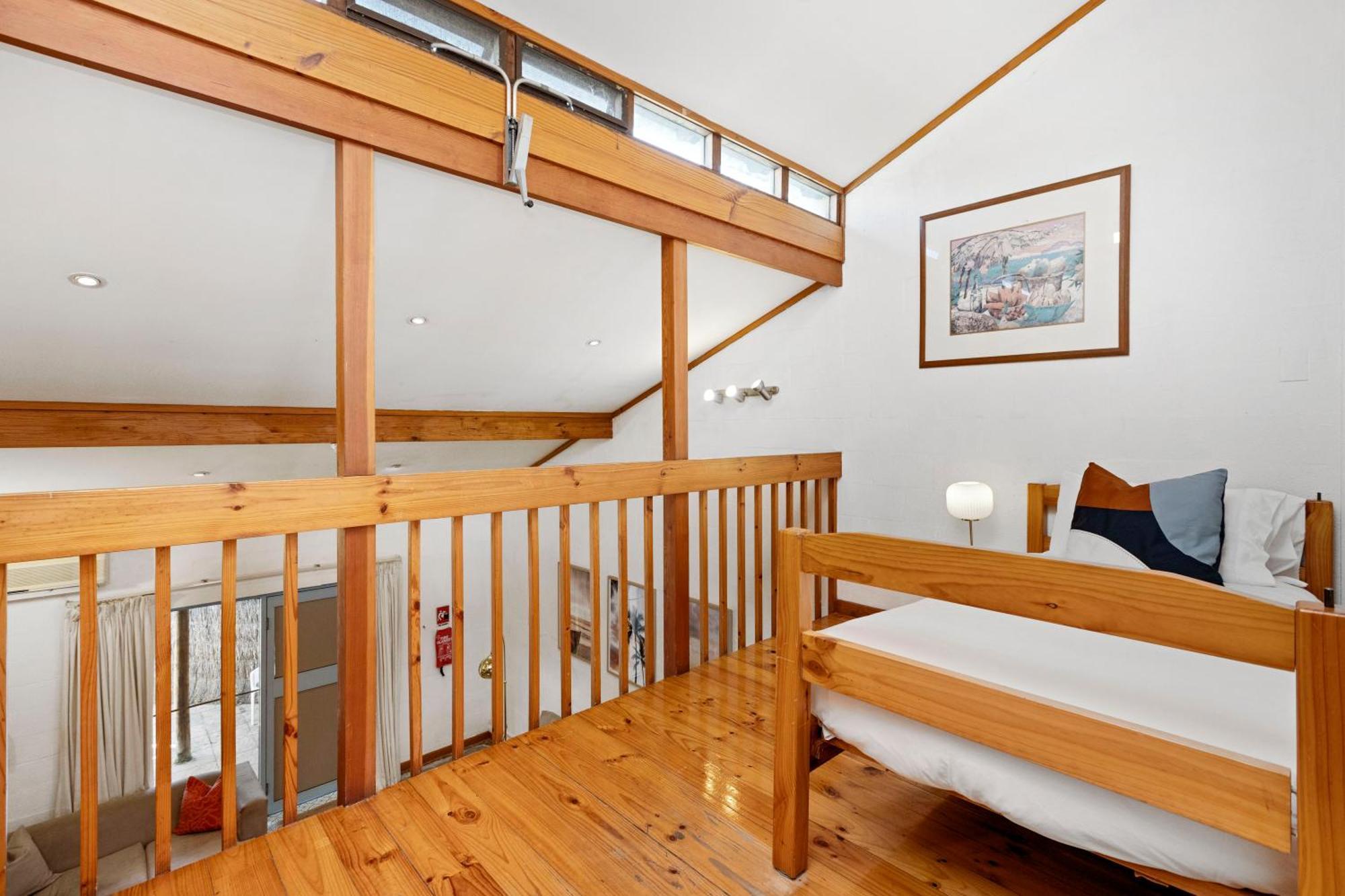 11 Cottesloe - Steps From - Sleeps 3 Apartment