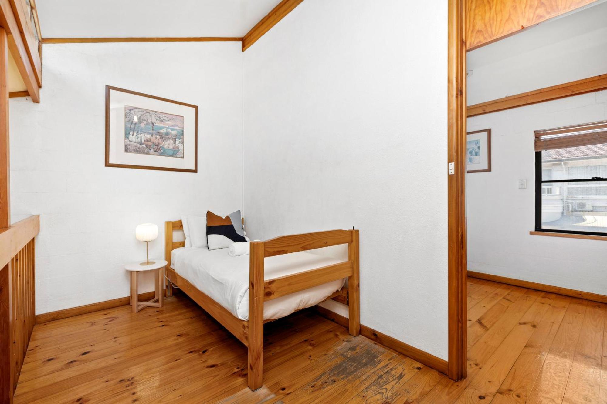 11 Cottesloe - Steps From - Sleeps 3 Apartment *