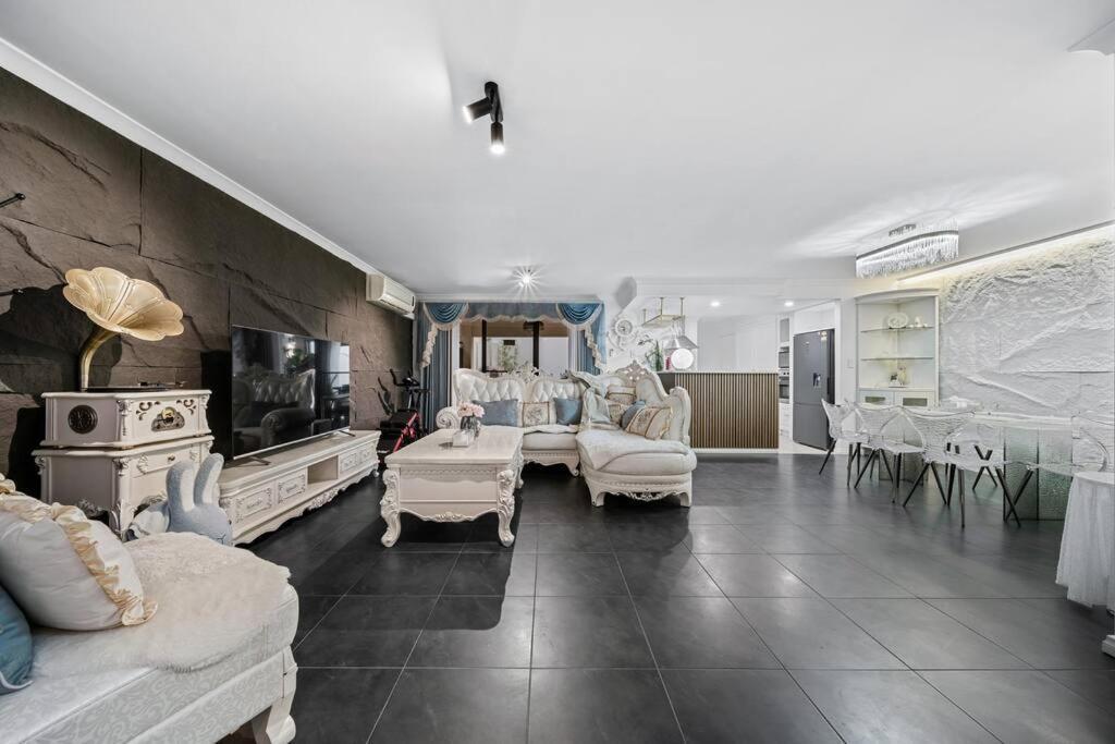 Equitice Winter Moonlight Apartment Perth