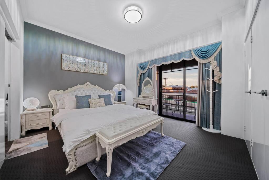 Equitice Winter Moonlight Apartment Perth