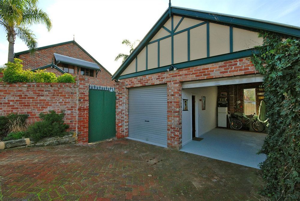 Above Bored Bed & Breakfast 4*
