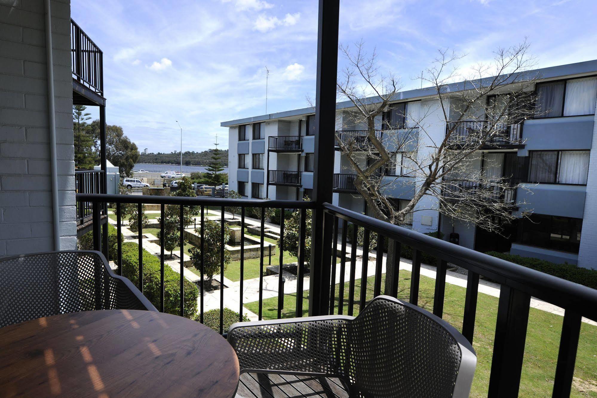 Lodestar Waterside Aparthotel 4*