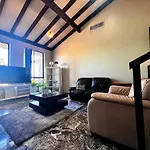 Affordable Beautiful Queen Bedroom Near City Swan River Fremantle University