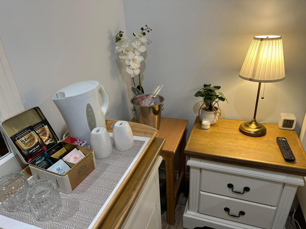 Paradise On The Lakes Escape Homestay Perth