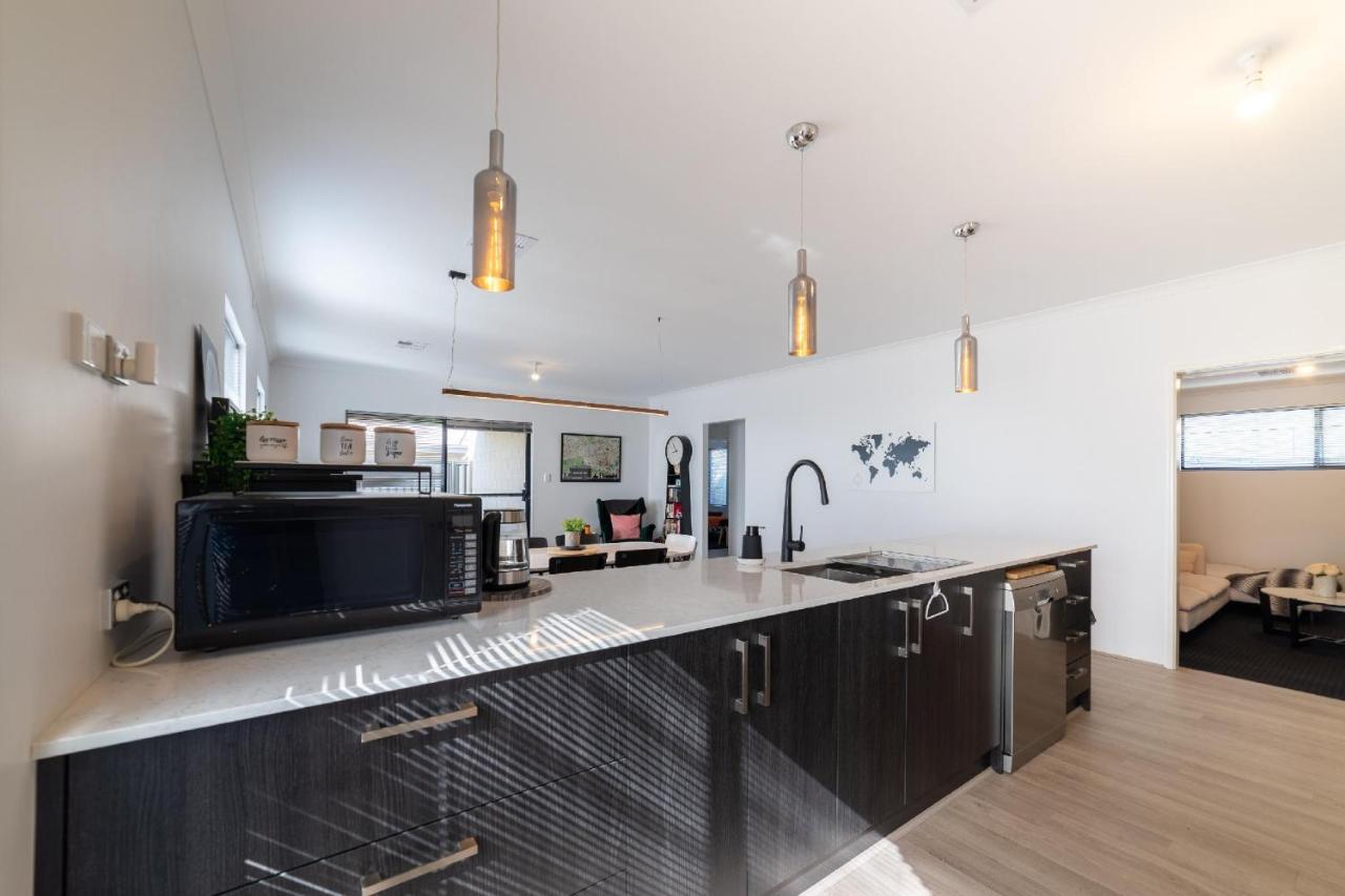 Treeby's Finest Family 4bdr 2bth Holiday home Perth