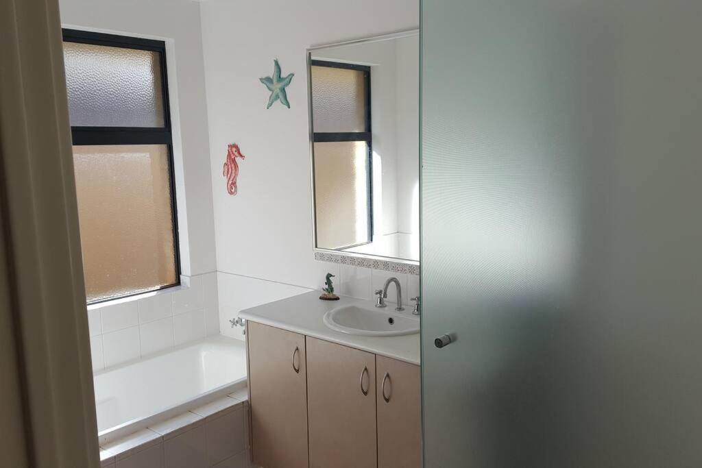 Southern River Family Accommodation. Free Wifi * Perth