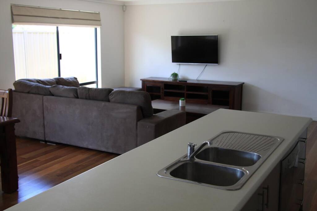 Southern River Family Accommodation. Free Wifi Holiday home