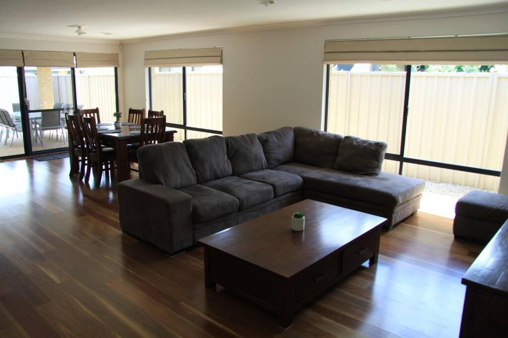 Southern River Family Accommodation. Free Wifi Holiday home