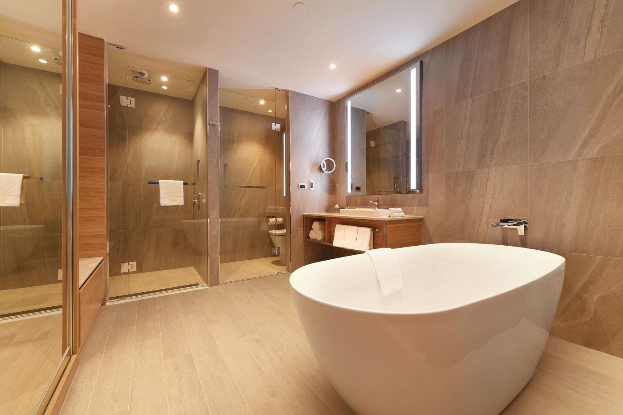 Doubletree By Hilton Waterfront 4*