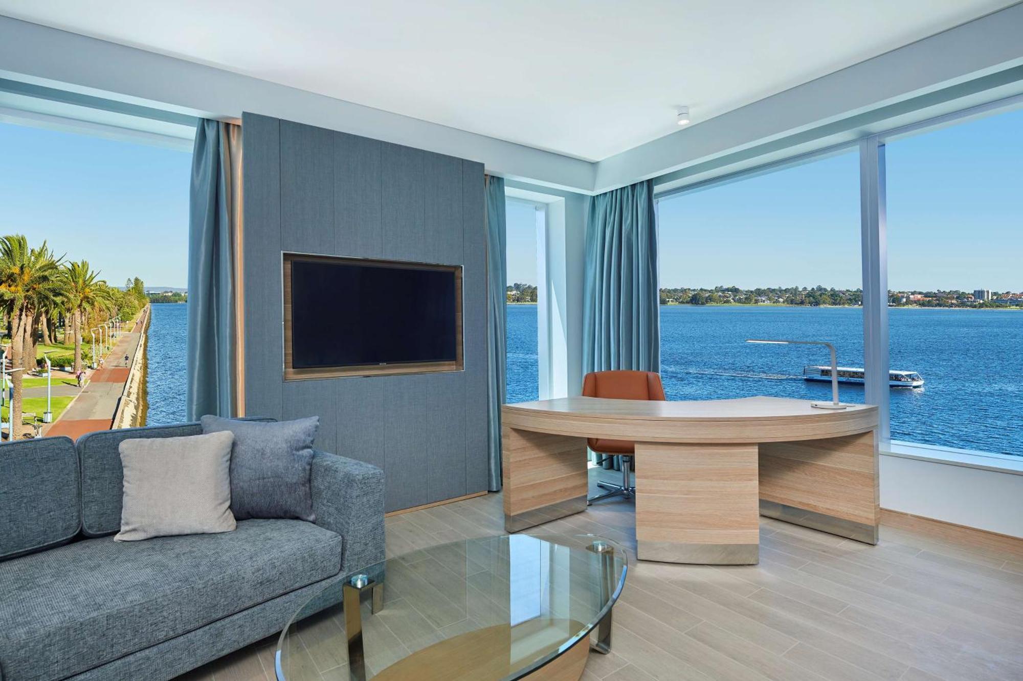 Doubletree By Hilton Waterfront Hotel