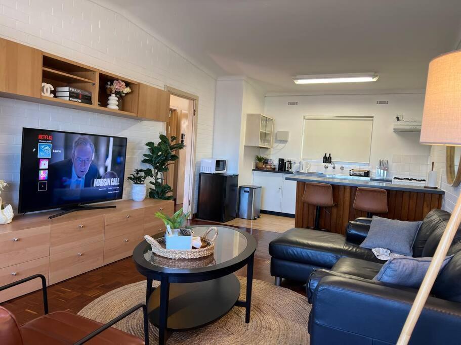 Humble & Cosy, In The Heart Of East Vic Park * Perth