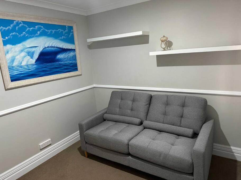 Spacious Bright Close To Shops And Cafe's *