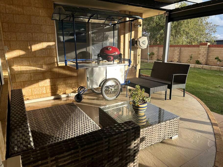 Spacious Bright Close To Shops And Cafe's Holiday home