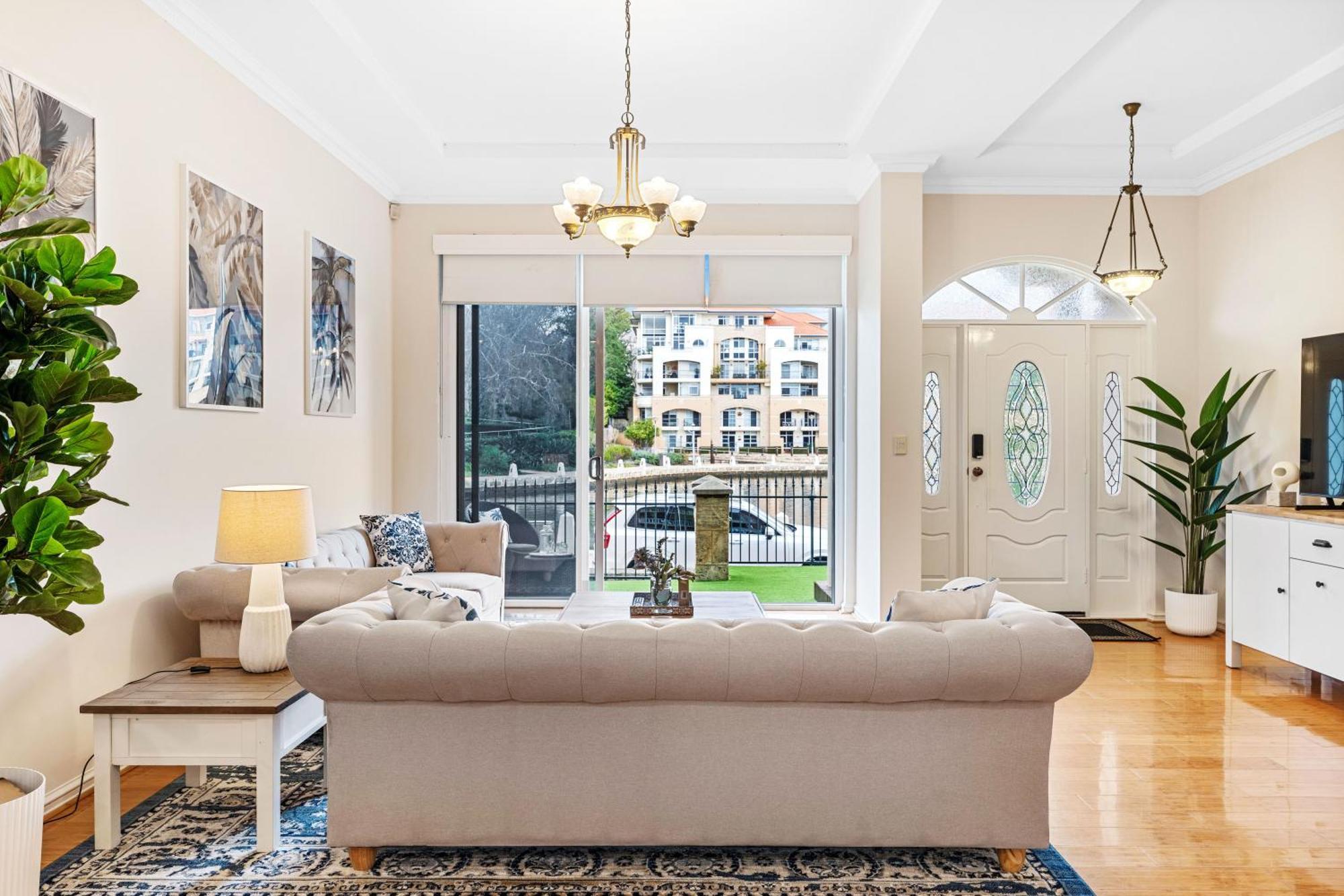 East Luxury Waterfront Retreat Perth