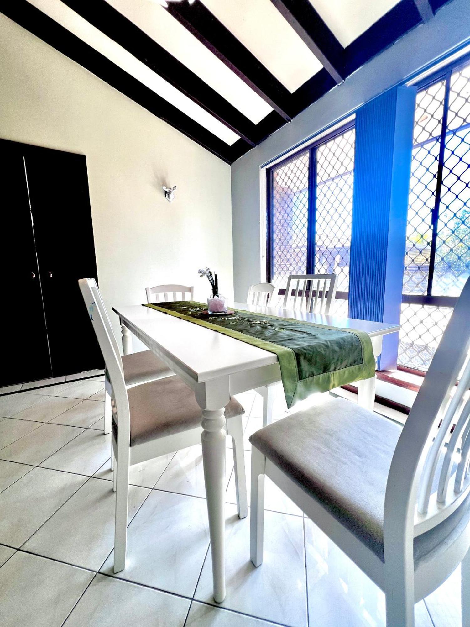 Affordable Beautiful Queen Bedroom Near Swan River Fremantle Homestay