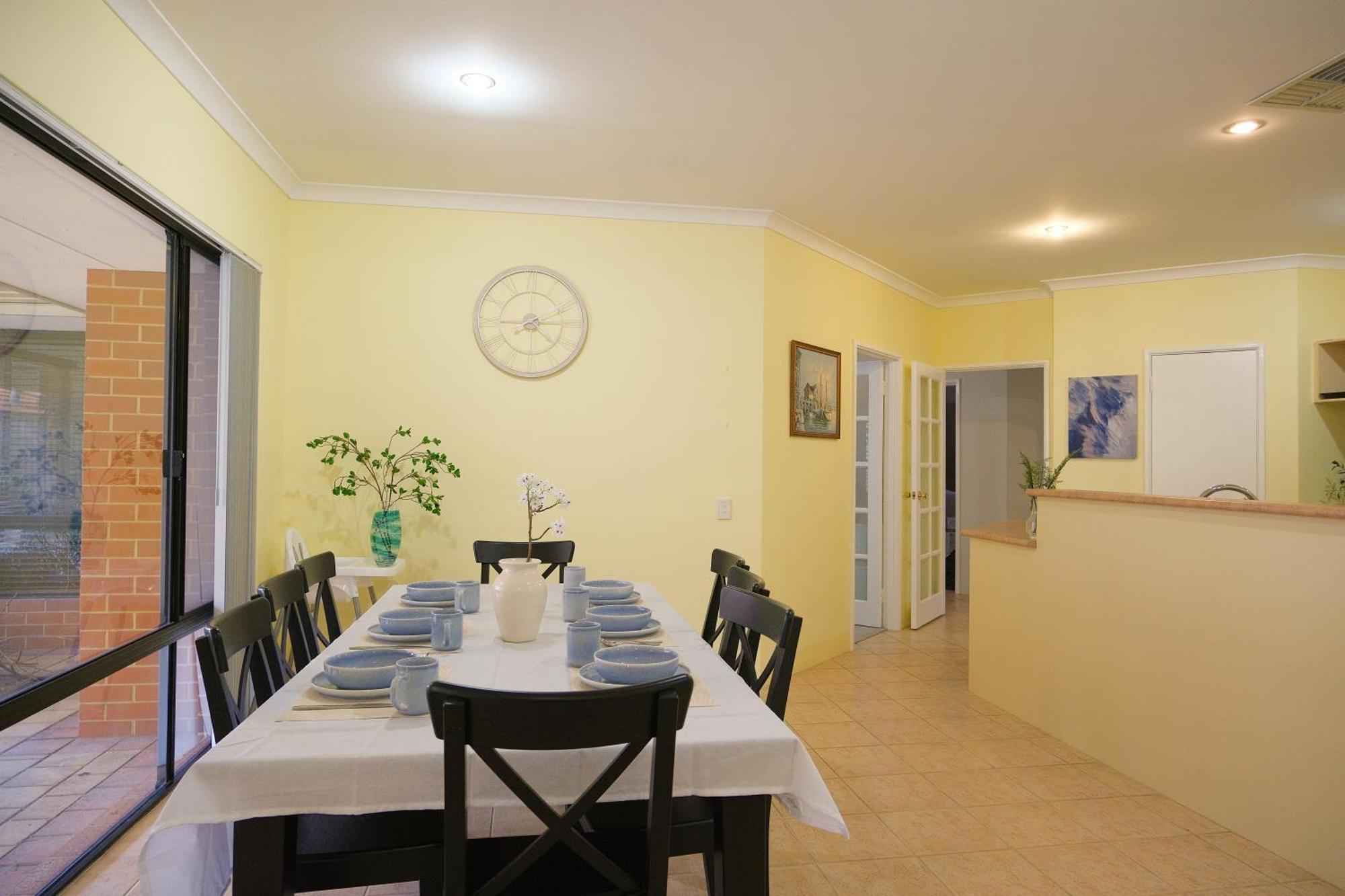 Holiday home Airport 6Br Haven - Quiet Yard & Ac Perth