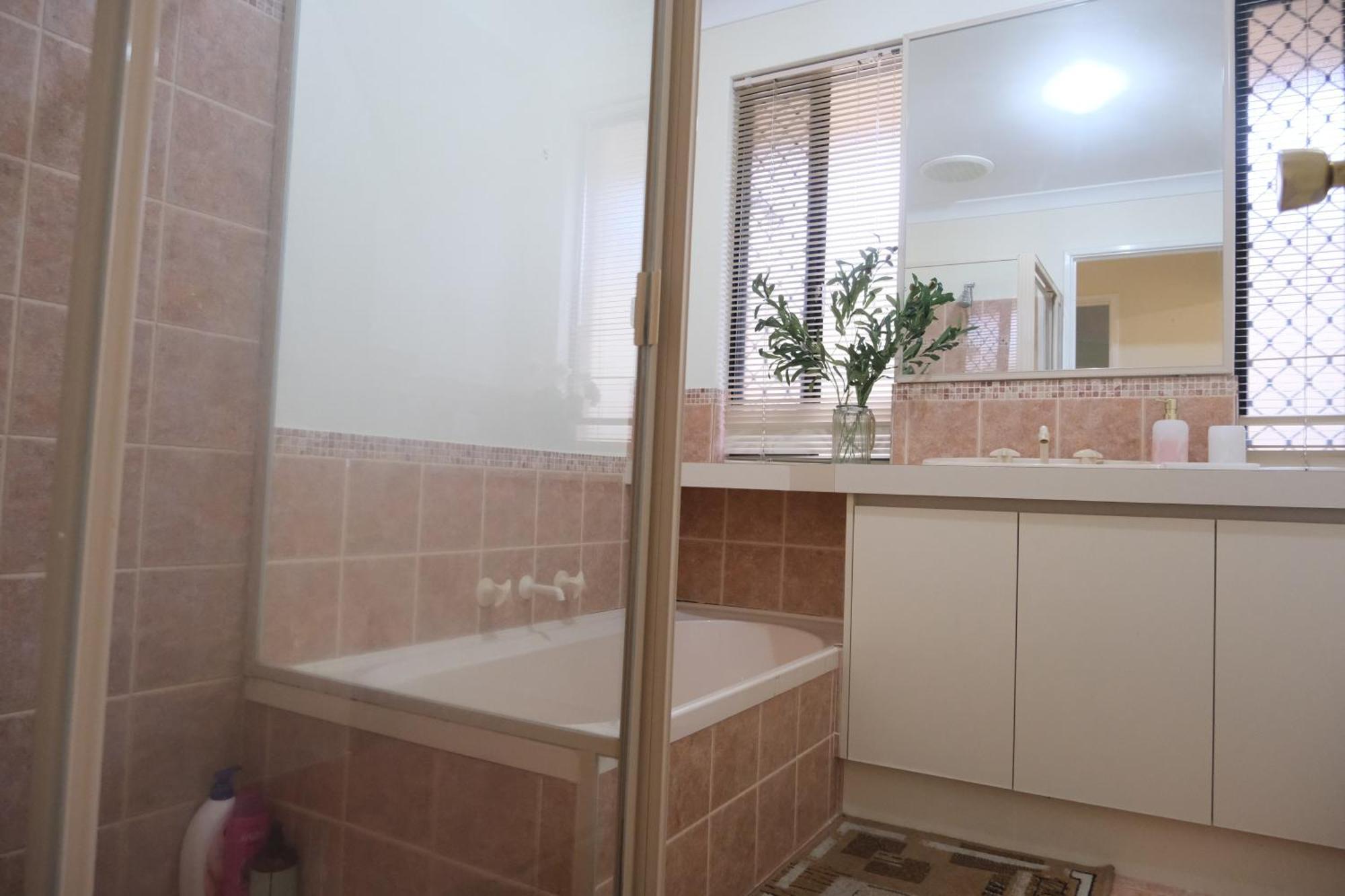 Airport 6Br Haven - Quiet Yard & Ac Perth