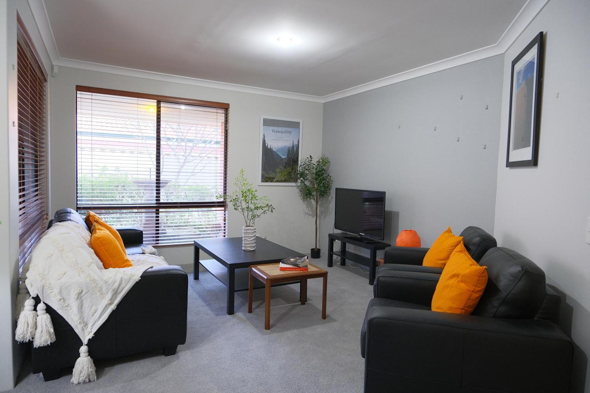 Holiday home Airport 6Br Haven - Quiet Yard & Ac *