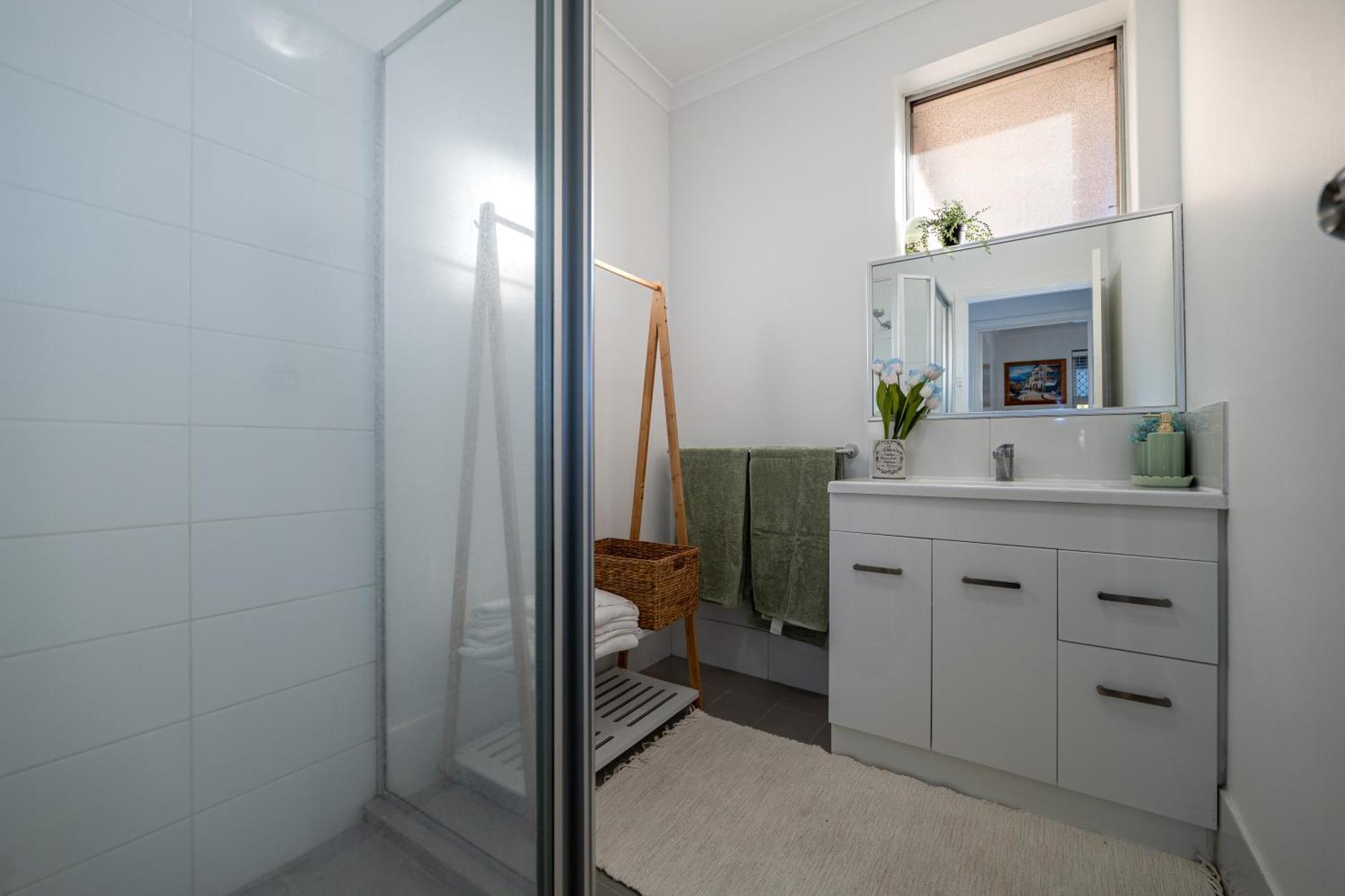 Holiday home B1 Airport Haven - Free Parking & Modern Serenity