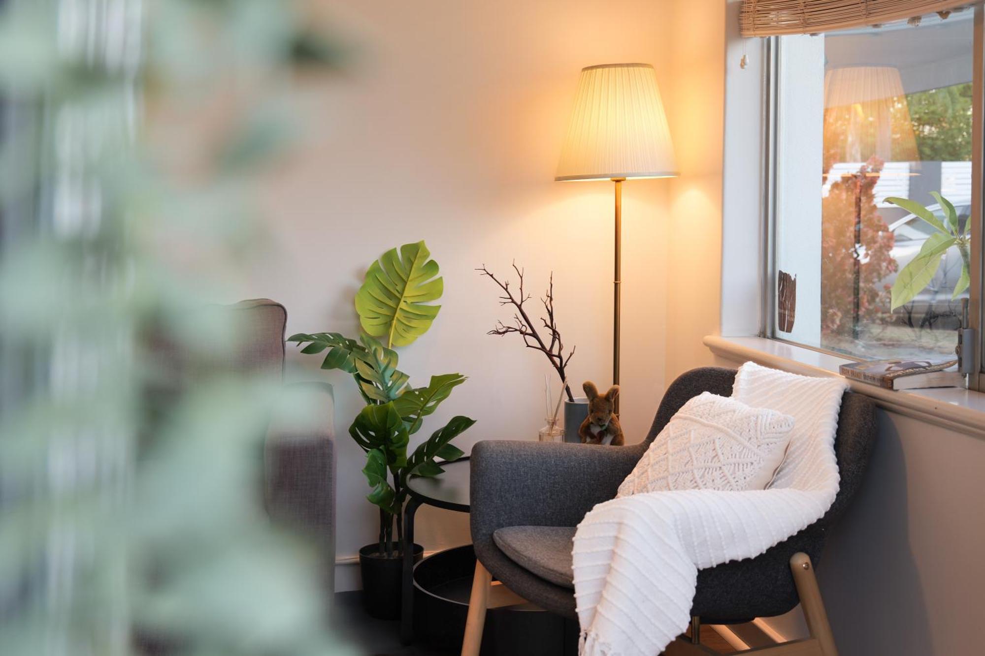 B1 Airport Haven - Free Parking & Modern Serenity Holiday home *