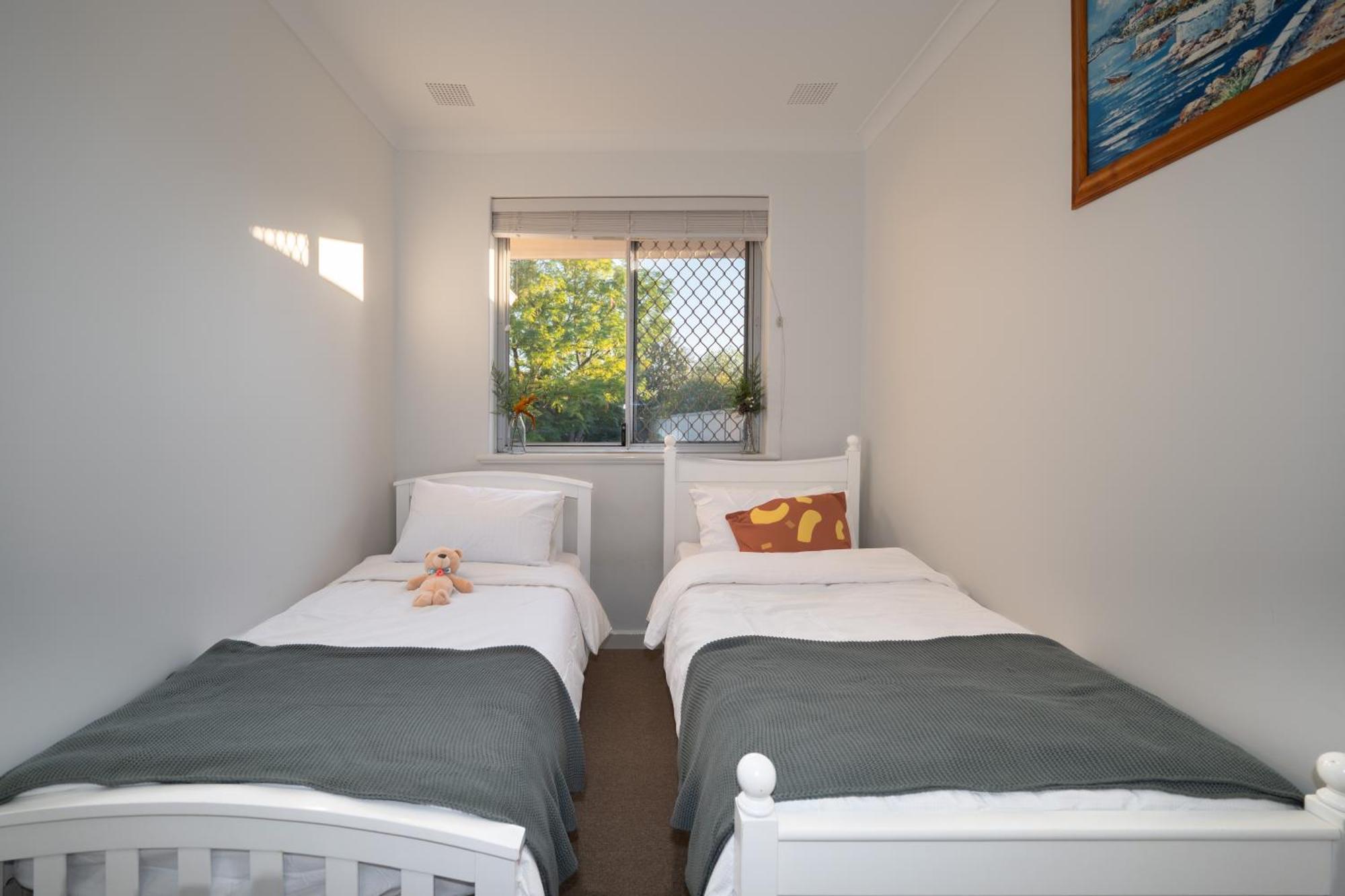 B1 Airport Haven - Free Parking & Modern Serenity *