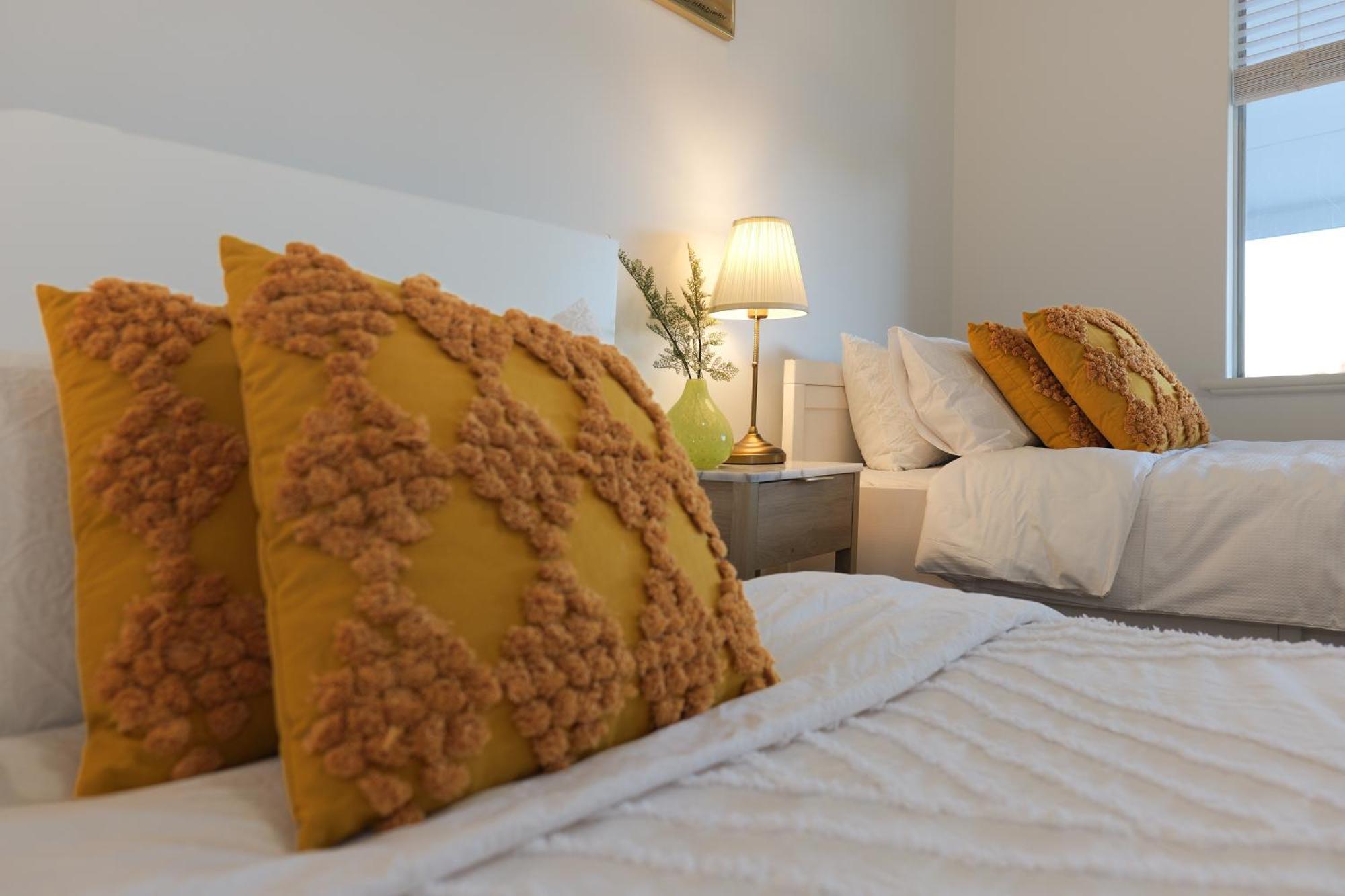 B1 Airport Haven - Free Parking & Modern Serenity Holiday home