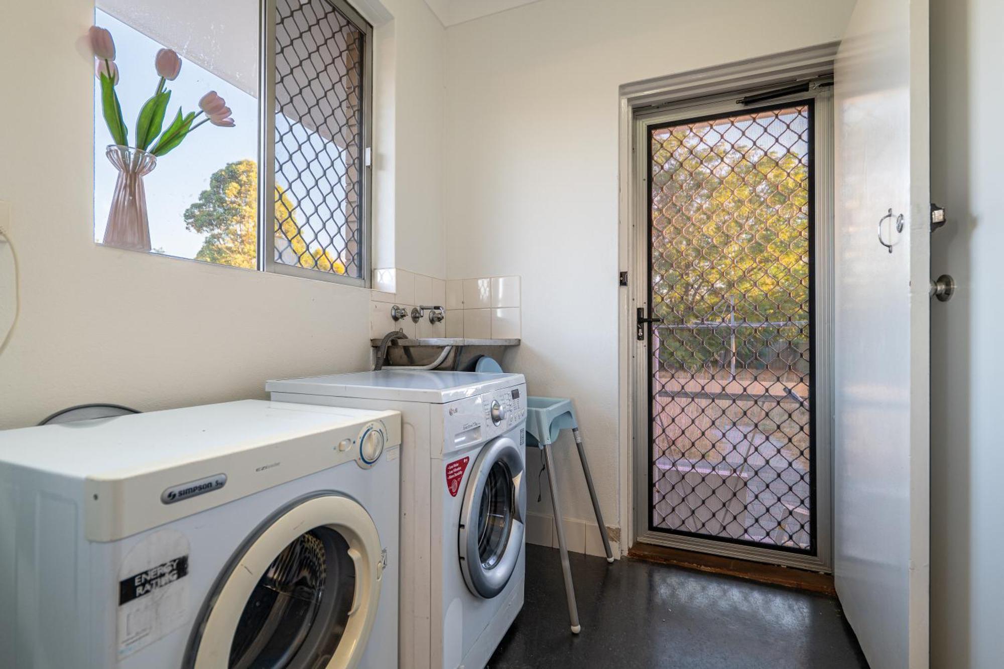 B1 Airport Haven - Free Parking & Modern Serenity Holiday home *