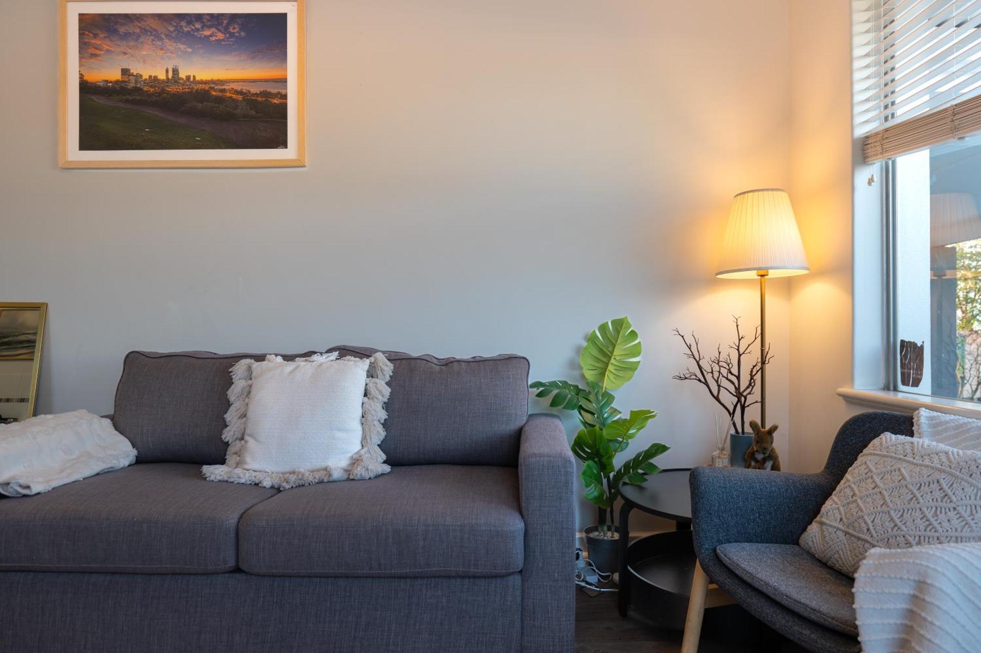B1 Airport Haven - Free Parking & Modern Serenity Holiday home *