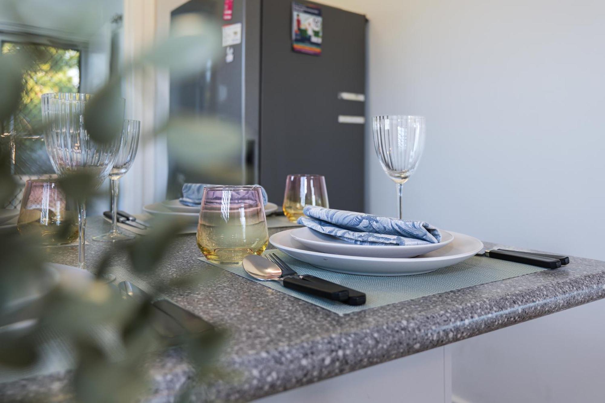 B1 Airport Haven - Free Parking & Modern Serenity