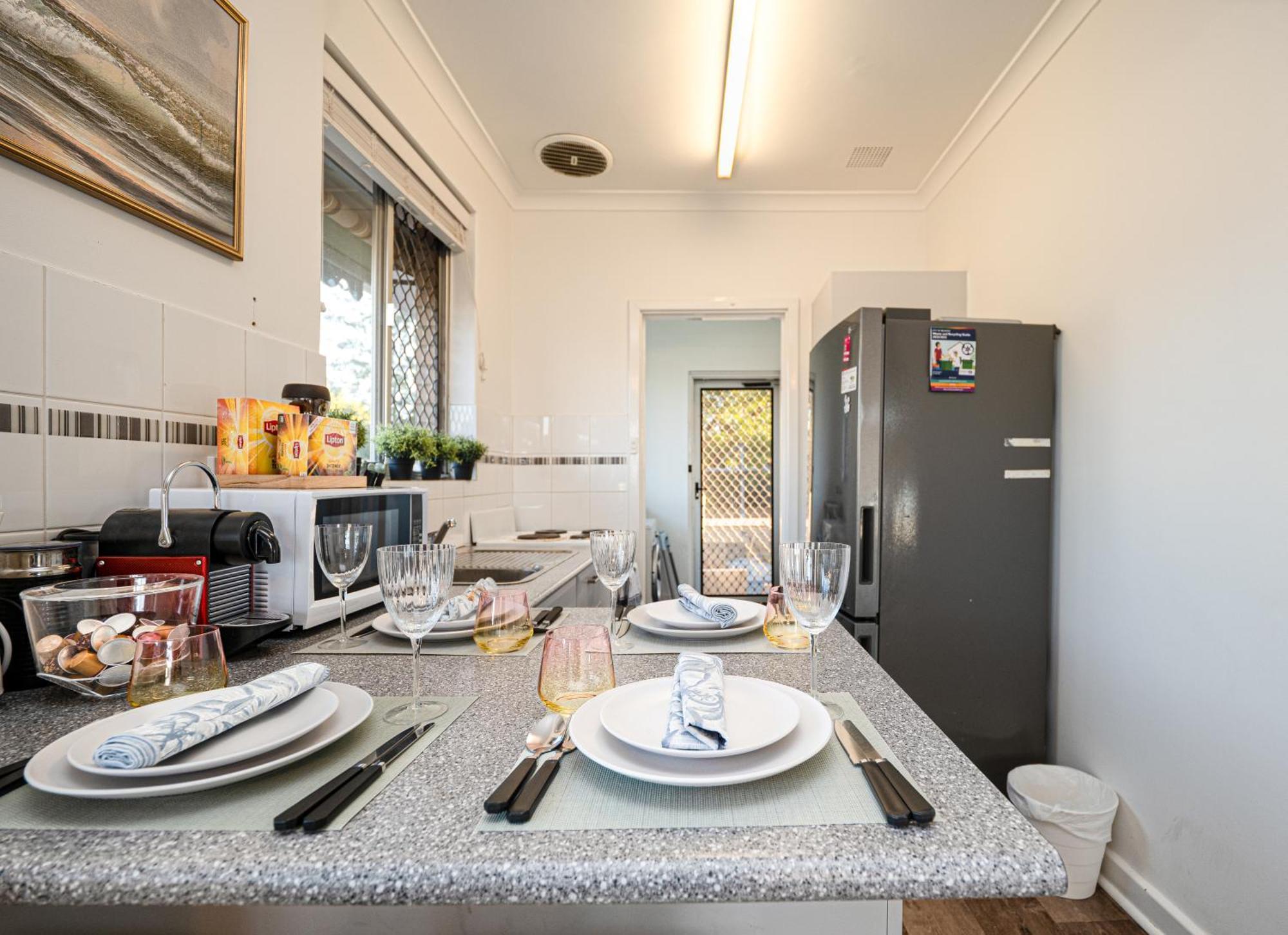B1 Airport Haven - Free Parking & Modern Serenity Holiday home