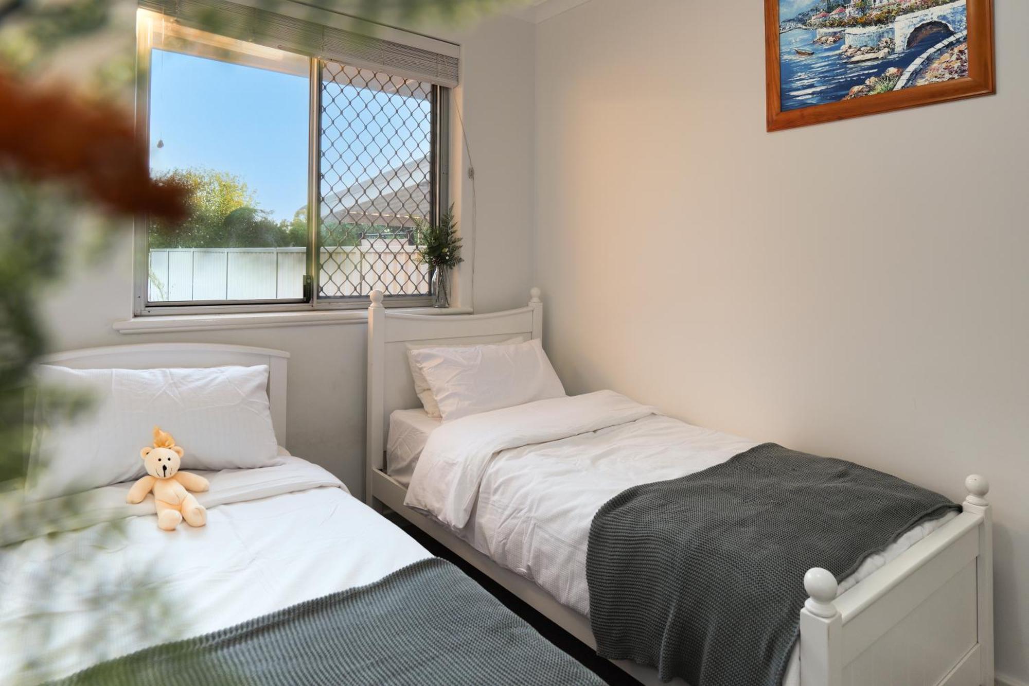 B1 Airport Haven - Free Parking & Modern Serenity