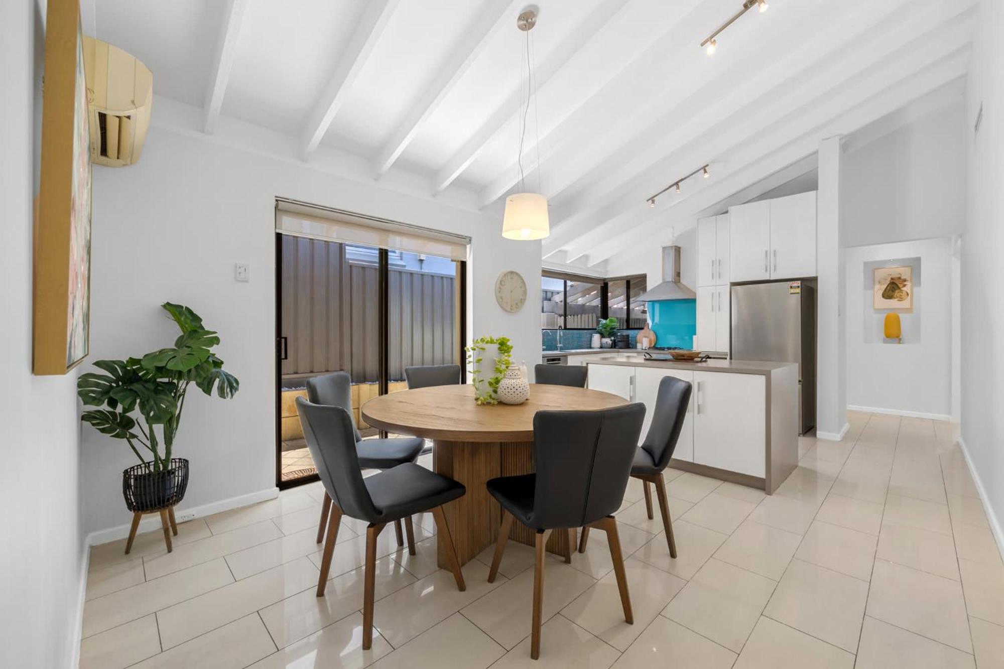 Spacious Family Getaway In West Leederville Holiday home Perth