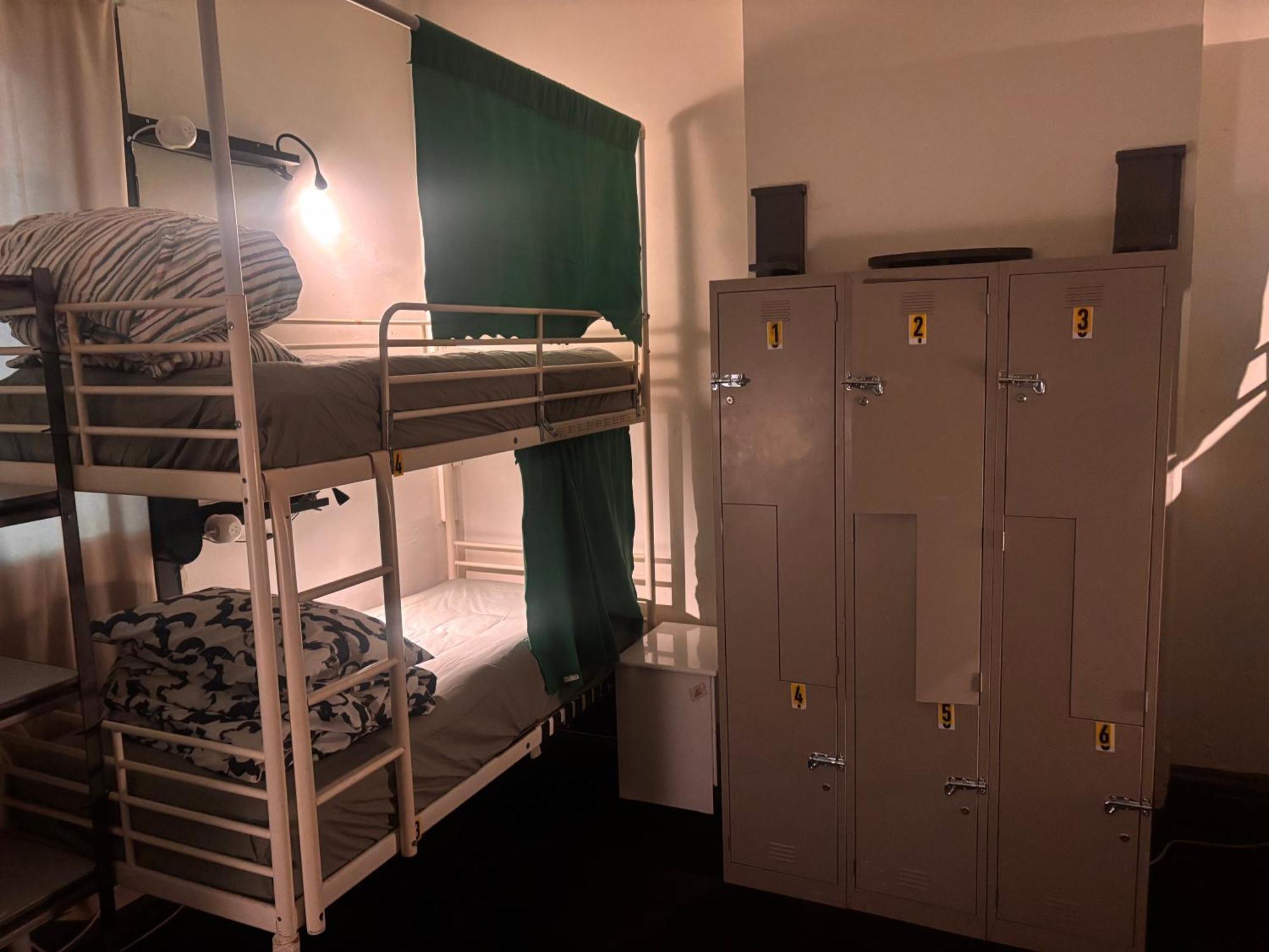 Shiralee -note - Valid Passport Required To Check In Hostel Perth