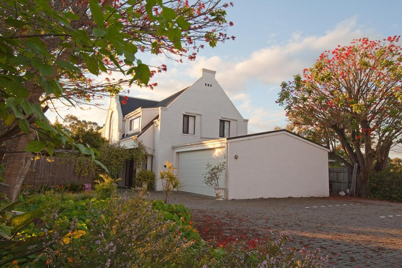 Bed & Breakfast Aarn House Airport *
