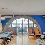 Spacious New York-Style Loft With Balcony