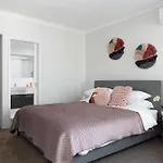 Bright Trendy 2Bdrm Apt - Walk To River & Shops