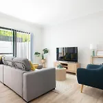 Bright Trendy 2Bdrm Apt - Walk To River & Shops