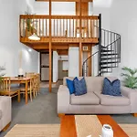 10 Cottesloe - Steps From Beach - Sleeps 3-Wifi