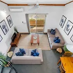 10 Cottesloe - Steps From Beach - Sleeps 3-Wifi