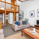 10 Cottesloe - Steps From Beach - Sleeps 3-Wifi