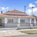 Elegant Art Deco Semi Detached 2-Bed Home By Parks