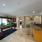Perth 2-Story, Views, Bbq & More