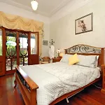 What are the best hotels near Kyilla Park?