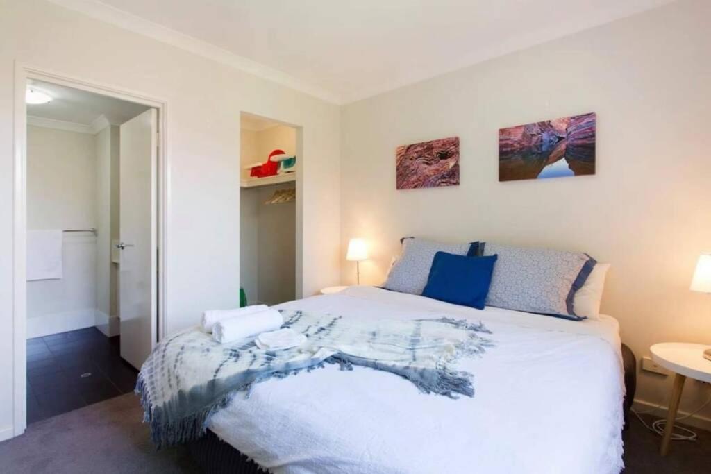 Convenient Airport Sunny Garden Wifi Netflix Wine Apartment *