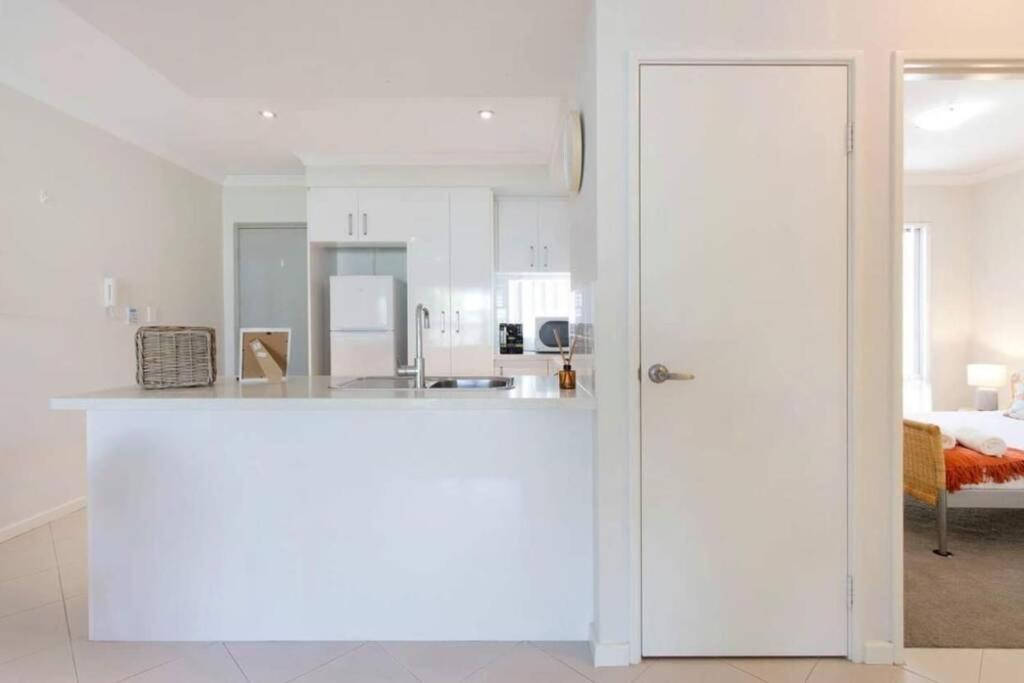 Apartment Convenient Airport Sunny Garden Wifi Netflix Wine