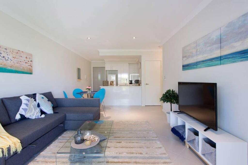 Convenient Airport Sunny Garden Wifi Netflix Wine Apartment *