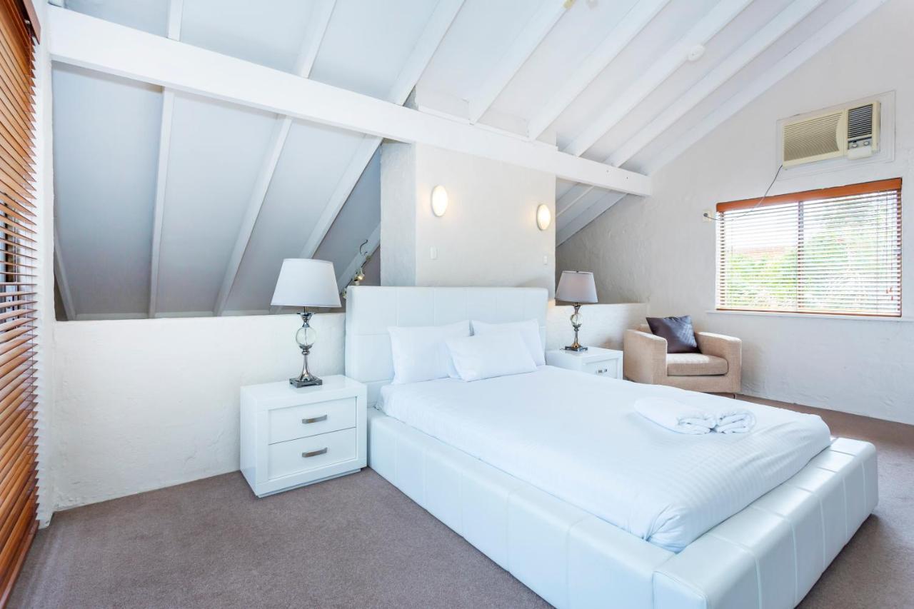 Mezzanine Retreat - Executive Escapes *